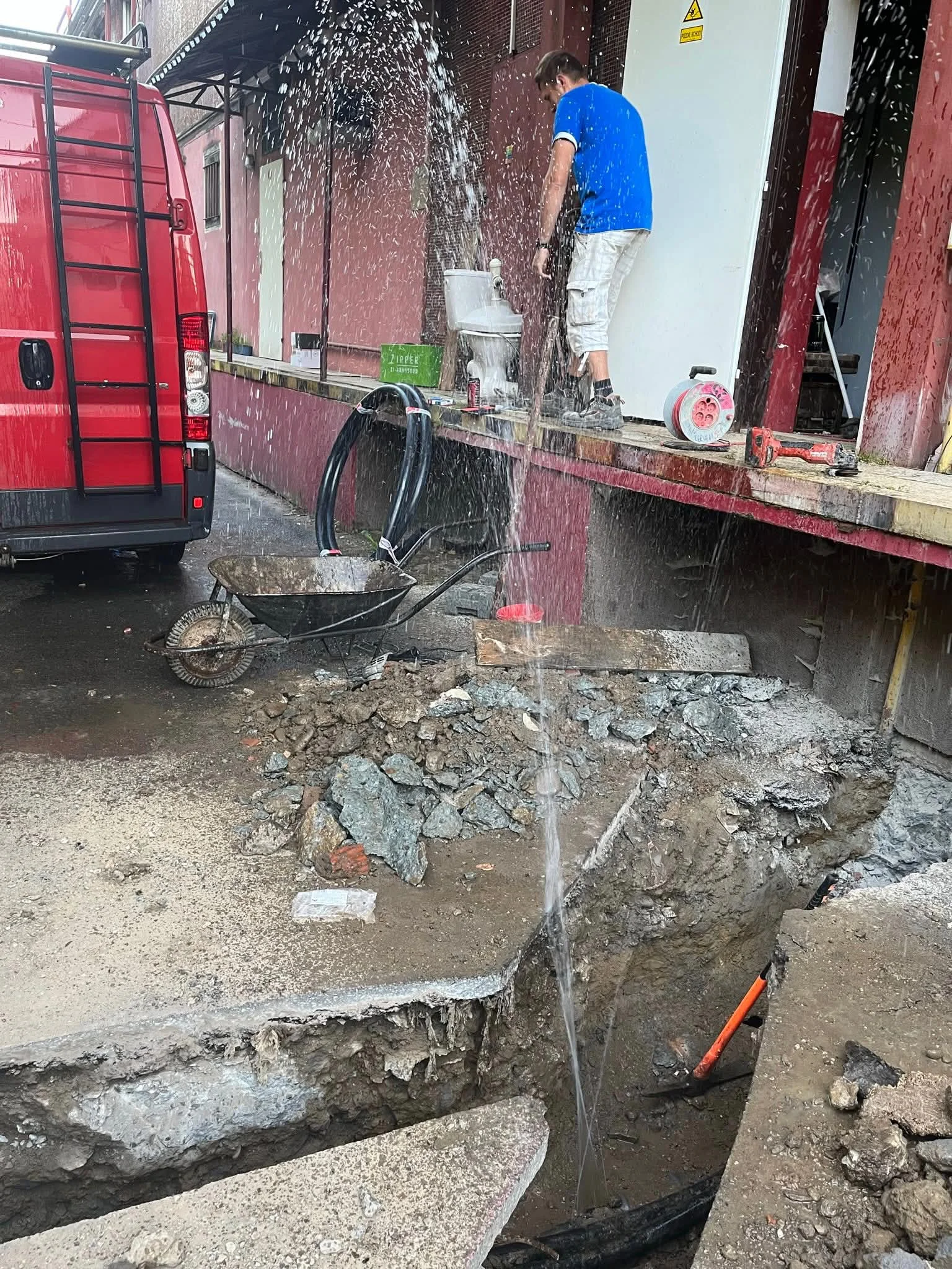 Prasknute potrubie vody - havarijny zasah